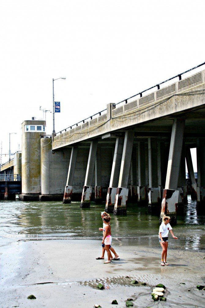 Kids_playing_at_Draw_Bridge2