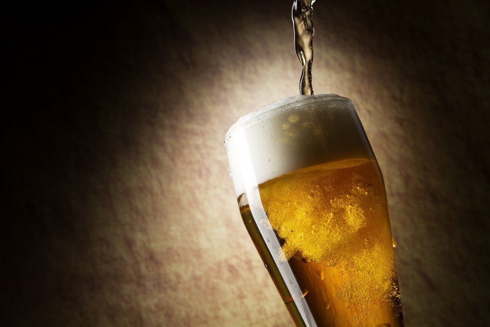 beer glass pour_93426643