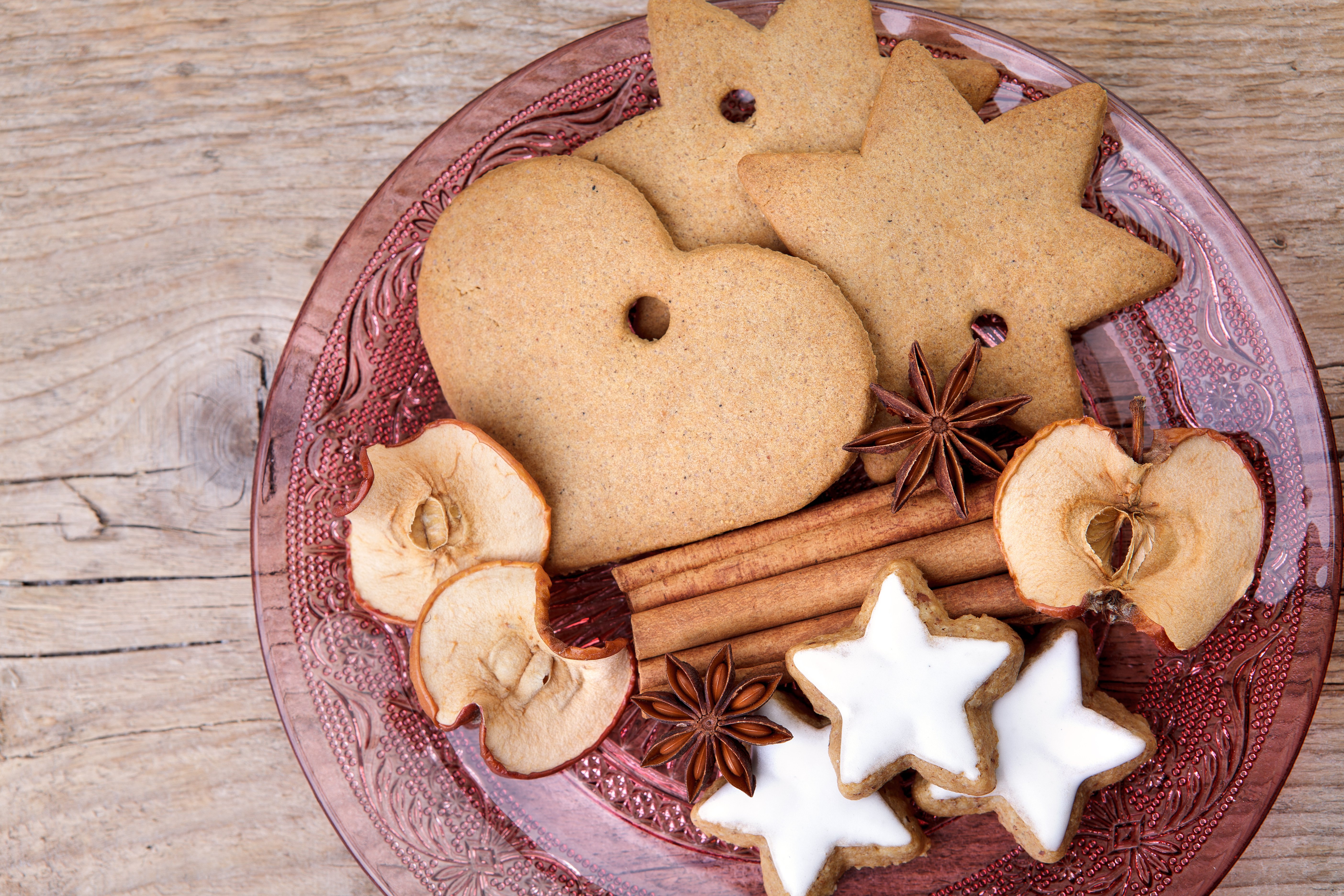 gingerbread cookies and cinnamon_116573674