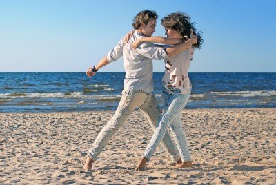 couple dances on beach_74600434